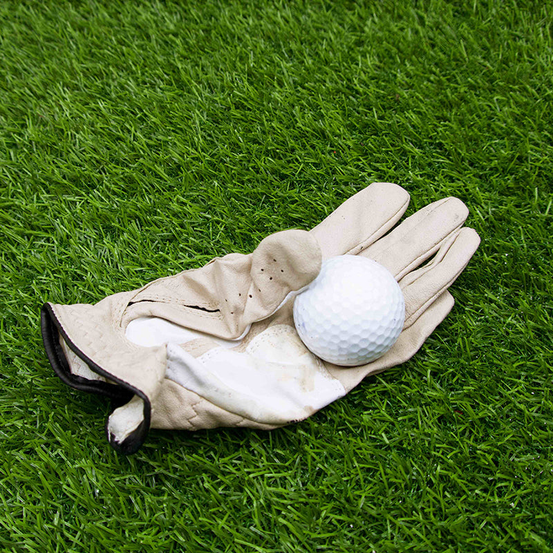 Golfhandschuh auf dem Rasen