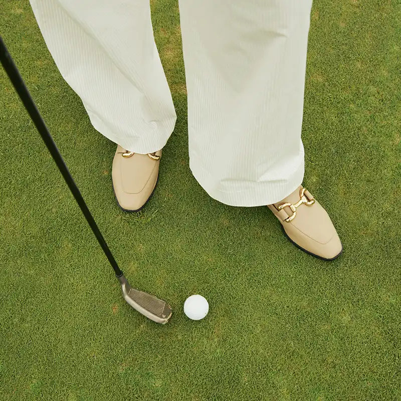 Frau mit Golfschläger